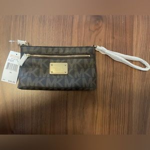 Michael Kors large jet set wristlet